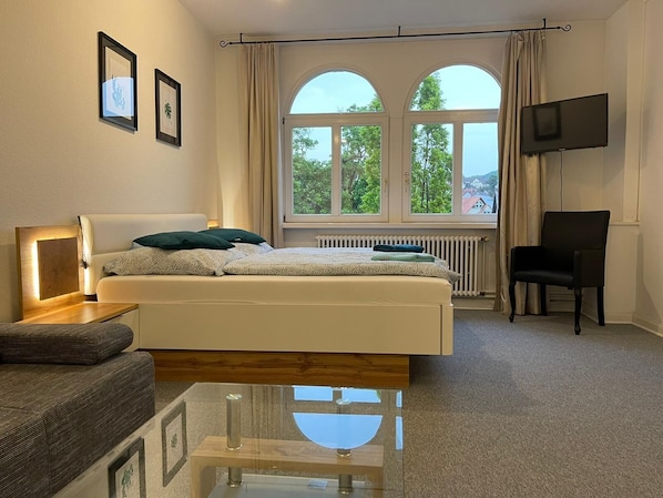 Laptop workspace, blackout curtains, iron/ironing board, free WiFi