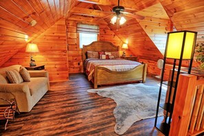 4 soverom, skrivebord, strykejern/-brett og reiseseng for barn