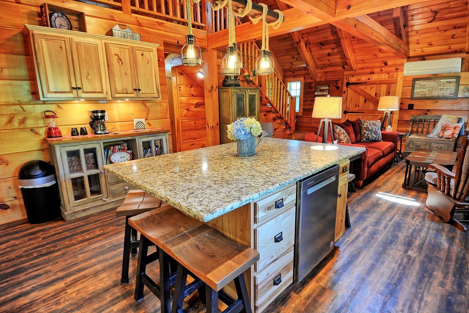 Mountain Dreams-Cabin 15 minutes to West Jefferson, Sleeps 10, Gas Fireplace