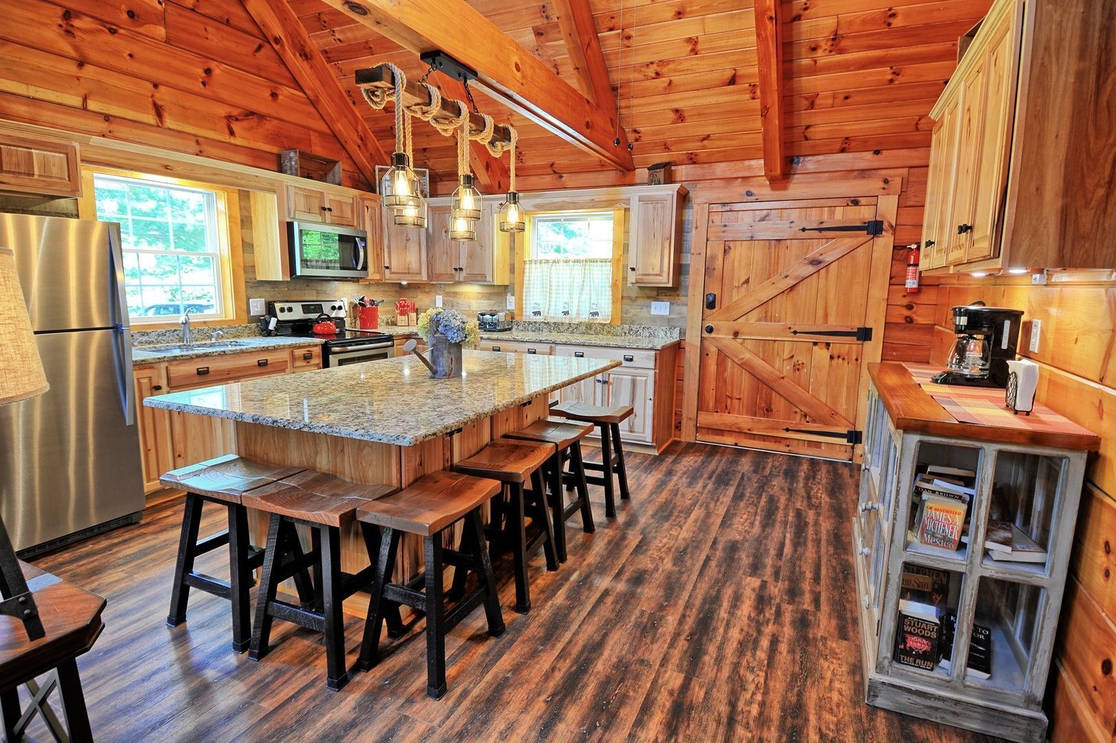 Mountain Dreams-Cabin 15 minutes to West Jefferson, Sleeps 10, Gas Fireplace
