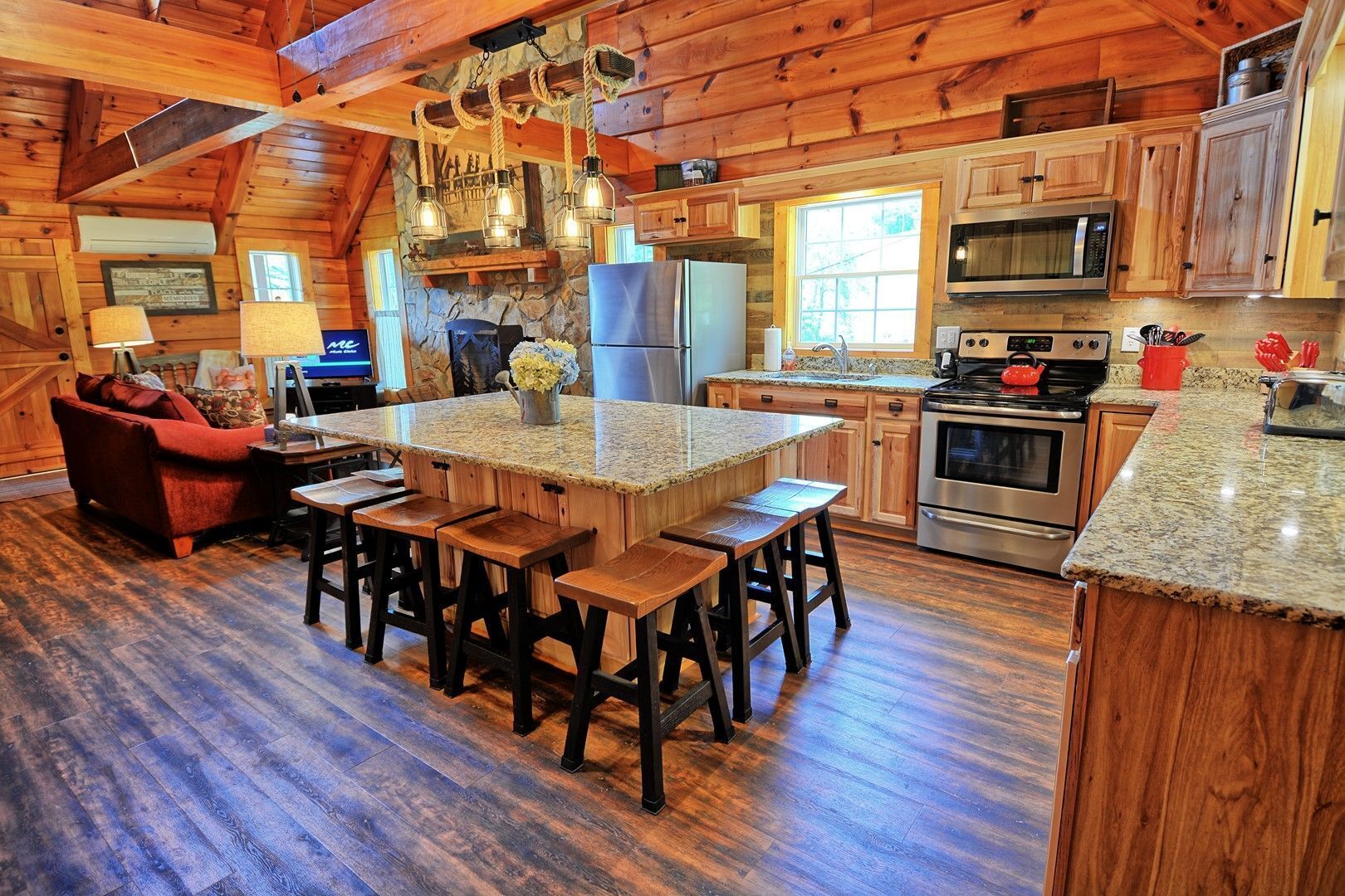 Mountain Dreams-Cabin 15 minutes to West Jefferson, Sleeps 10, Gas Fireplace