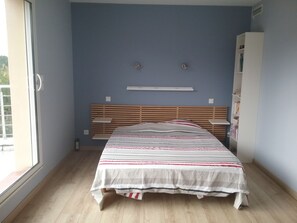 3 chambres, fer et planche à repasser, lit parapluie, Wi-Fi gratuit