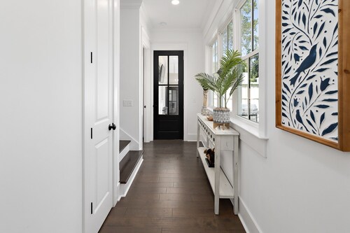 Gorgeous 4 bed/3.5 bath home, Dip Pool, Pups ok!