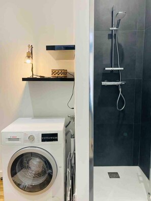 Chuveiro, secador de cabelo, toalhas de banho