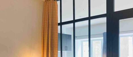 1 habitación, tabla de planchar con plancha, wifi gratis y ropa de cama