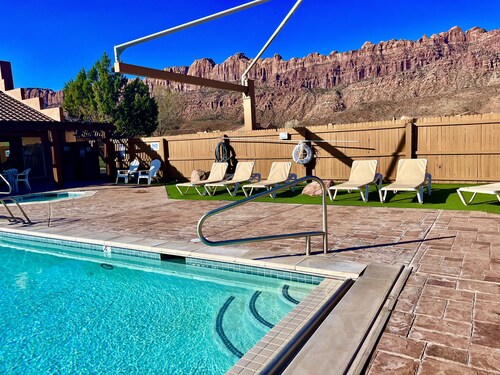 T4 Corner Moab Retreat with Private Garage in Rim Village