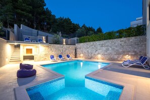 Seasonal outdoor pool, pool umbrellas, pool loungers - Villa Le' Tini Luxury - Luxury Residence (Podstrana)