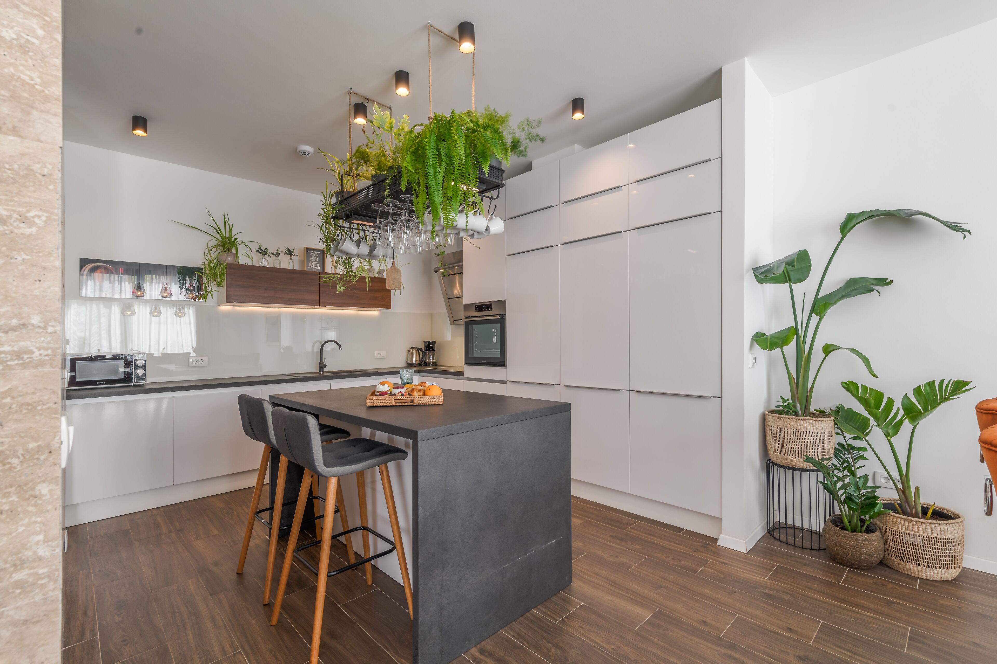 Deluxe Villa | Private kitchen | Full-size fridge, microwave, oven, stovetop