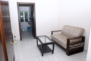 Deluxe Double Room | Living area | 32-inch LCD TV with satellite channels, TV - Grand Chariot (Vellore)