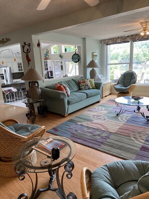 Smart-TV, Kamin, DVD-Player, Bücher