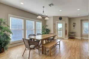 Dining - Tropical Landscape, 2 Heated Pools, Gated Subdivision! Close to the Beach! (Port Aransas)