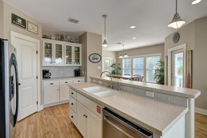 Fridge, microwave, oven, stovetop - Tropical Landscape, 2 Heated Pools, Gated Subdivision! Close to the Beach! (Port Aransas)