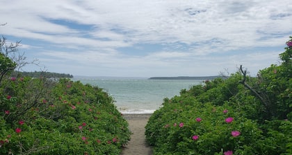 Walk to Campobello & beach/Weekly discount/Pets welcome/Water views /Fire pit