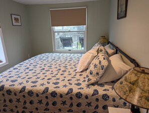 4 bedrooms, desk, iron/ironing board, travel cot - Walk to Campobello & beach/Weekly discount/Pets welcome/Water views /Fire pit  (Lubec)