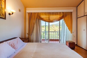 3 chambres, fer et planche à repasser, Wi-Fi, draps fournis