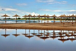Beach - Villa Vlassoula - Beachfront Luxury Villa with Private Pool & Garden Heaven (Kyparissia)