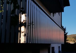 Un bâtiment moderne doté d’un revêtement vertical et d’un toit en pente.
