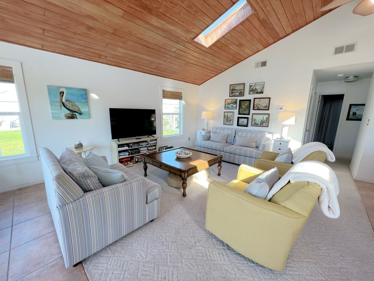 THE PINK PELICAN - 4th Row, Gulf view, super cute classic! sleeps 11