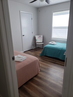 3 habitaciones, tabla de planchar con plancha y cuna de viaje 