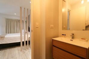 Dusj, hårføner og håndklær