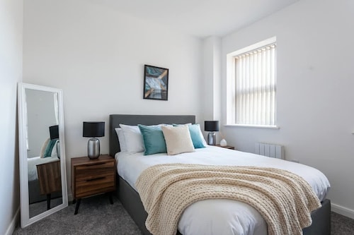 Modern 2 Bedroom Bolton Apartment with WiFi