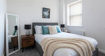 Modern 2 Bedroom Bolton Apartment with WiFi