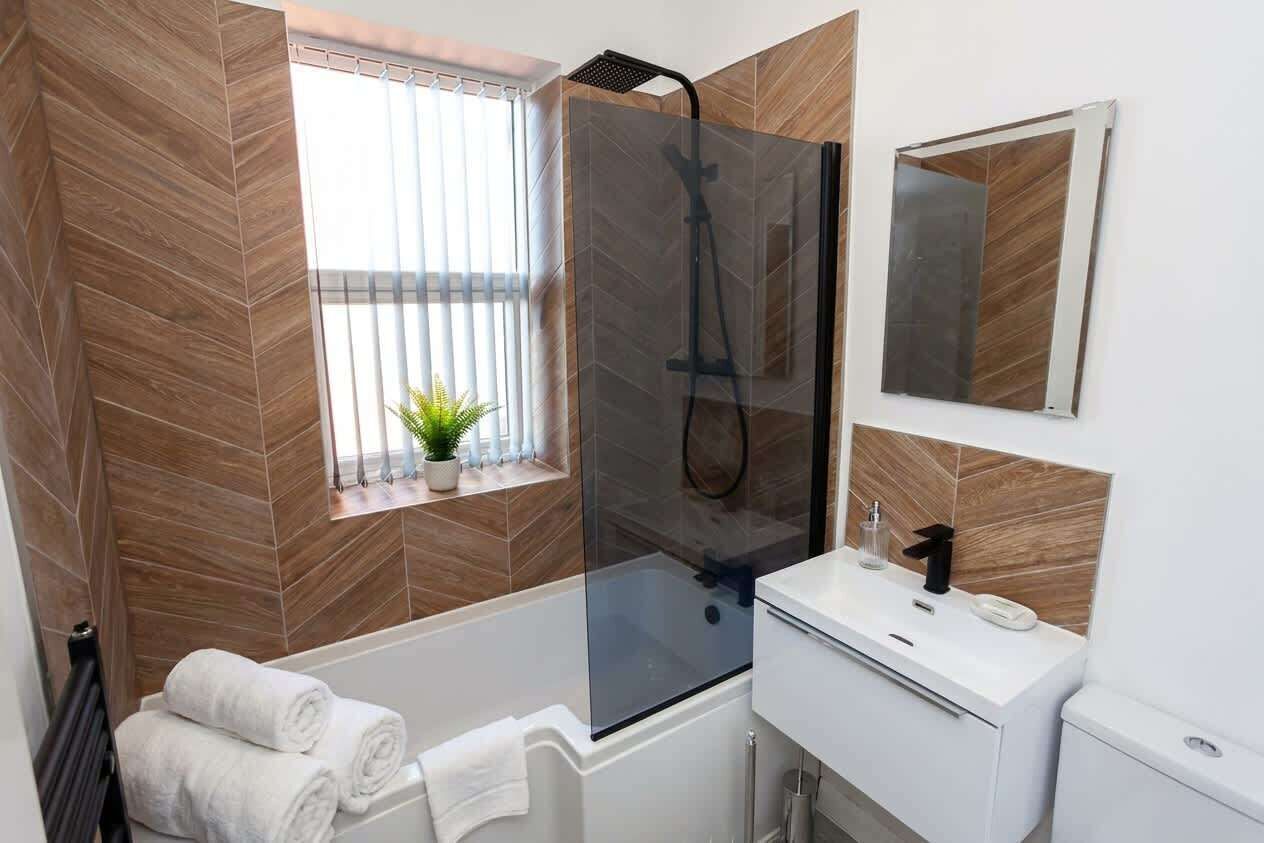 Bathtub, free toiletries, hair dryer, towels