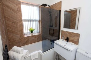 Badewanne, kostenlose Toilettenartikel, Haartrockner, Handtücher