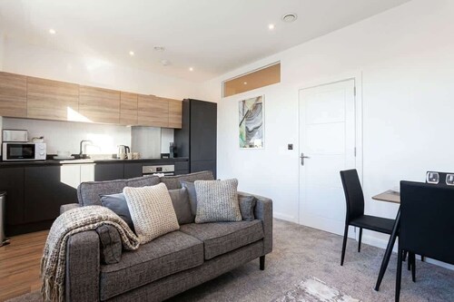 Modern 2 Bedroom Apartment in Bolton with WiFi