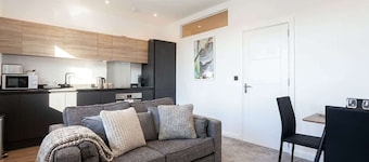 Modern 2 Bedroom Apartment in Bolton with WiFi