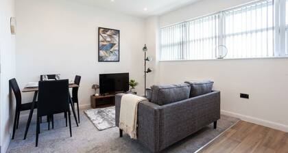 Modern 2 Bedroom Bolton Apartment with WiFi