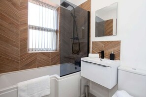 Bathtub, free toiletries, hair dryer, towels