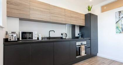 Modern 2 Bedroom Apartment in Bolton with WiFi