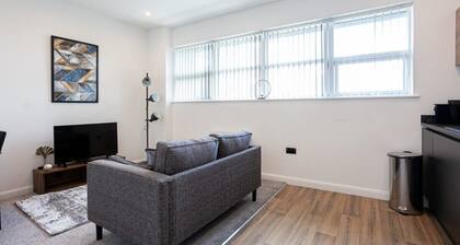 Convenient 2 Bedroom Apartment in Bolton with WiFi