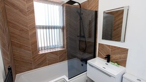 Badewanne, kostenlose Toilettenartikel, Haartrockner, Handtücher