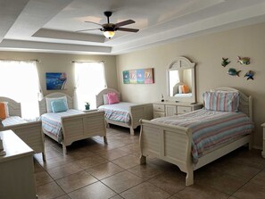 4 bedrooms, free WiFi, bed sheets - 126 E Pike 4 Bedroom Home by RedAwning (South Padre Island)