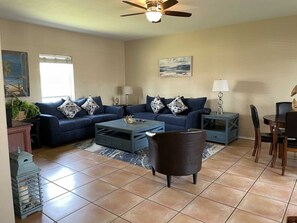 House, 4 Bedrooms | Living area