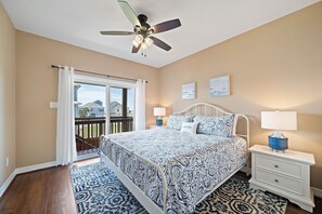 4 bedrooms, iron/ironing board, Internet, bed sheets - Copper Top | Moments from Beach (Galveston)