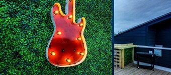 Fall roof deck, game room & ping pong, near Broadway and Nissan Stadium