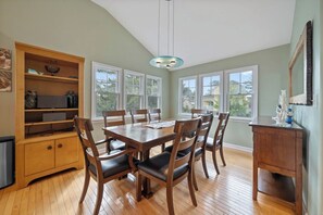 Dining - Located on prime street in Dewey Beach walking to everything with brand new POOL (Dewey Beach)