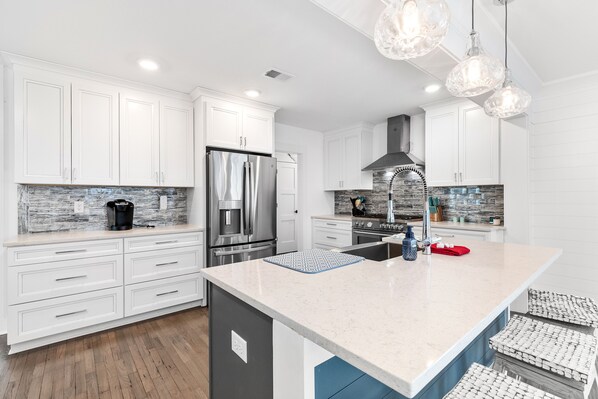 Een koelkast, een vaatwasser, een koffiezetapparaat/waterkoker