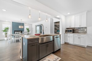 Kühlschrank, Geschirrspüler, Wasserkocher mit Kaffee-/Teezubehör