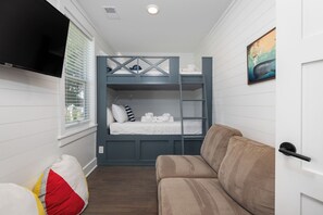 6 bedrooms, iron/ironing board, internet, bed sheets