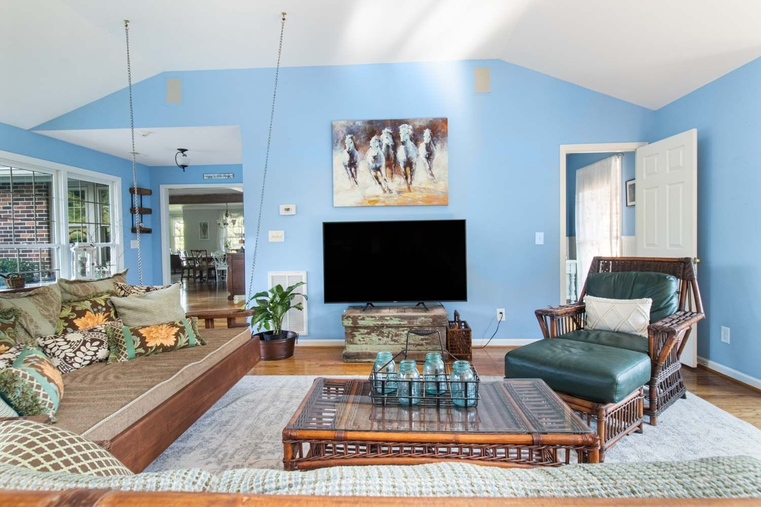 Luxury 22 Acre Farmhouse Between Franklin & Columbia *pool*animals* working farm