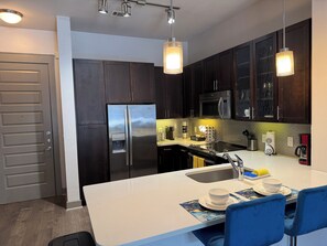 Fridge, microwave, oven, stovetop - Downtown Houston Gem, Free Parking (Houston)