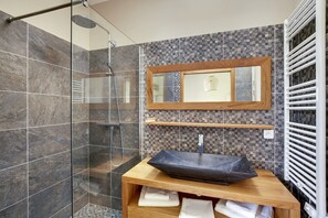 Een douche, een haardroger, handdoeken, zeep