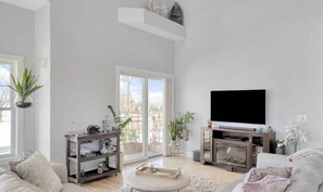 Smart TV, fireplace