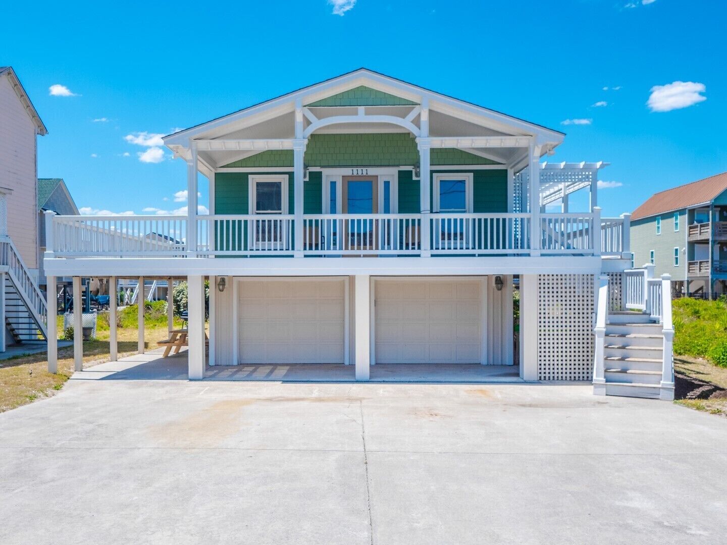 Pomelo: 3BR + Den, 3 Baths, Sleeps 9 - ocean view, close to beach!