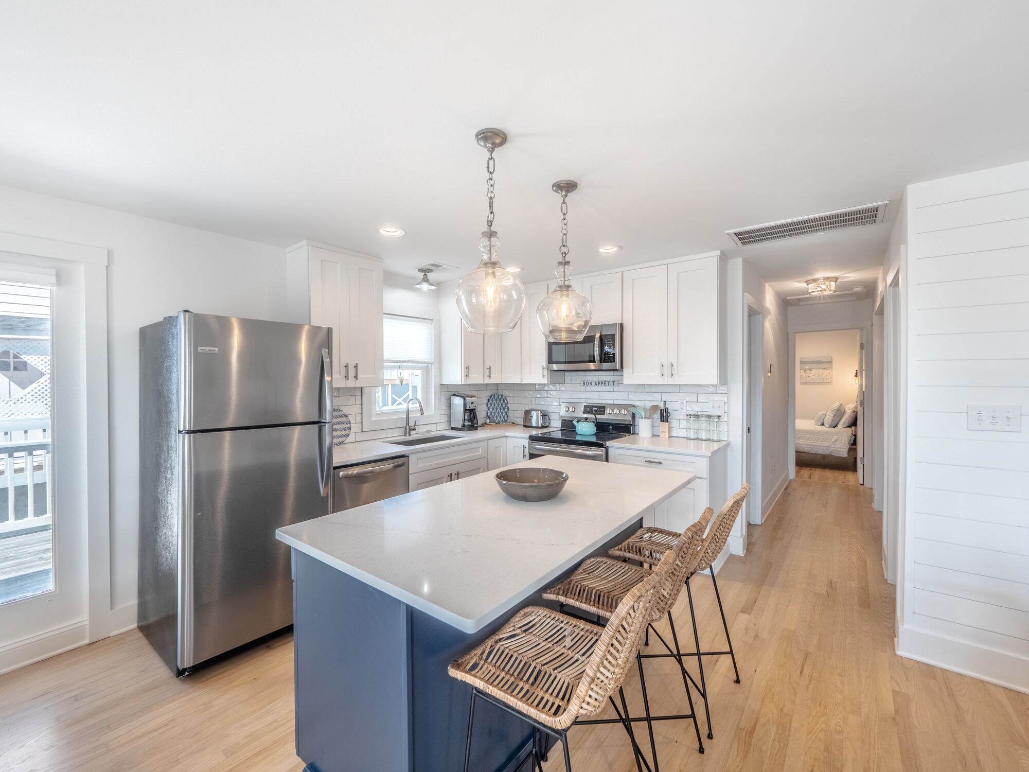 Pomelo: 3BR + Den, 3 Baths, Sleeps 9 - ocean view, close to beach!