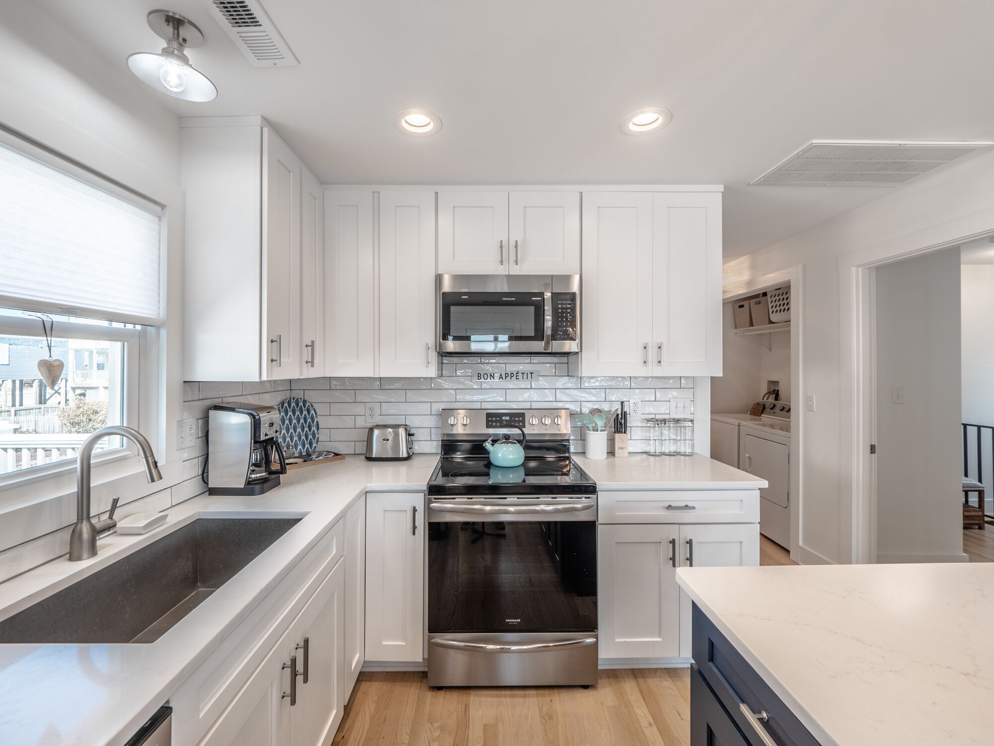 Pomelo: 3BR + Den, 3 Baths, Sleeps 9 - ocean view, close to beach!